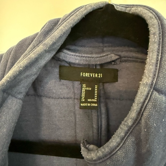 Forever 21 Women’s Navy Puffer Jacket - Picture 2 of 6